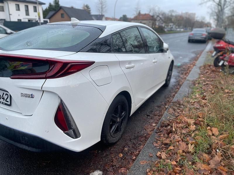 Gebraucht Toyota Prius 122 PS (89 kW) 2017 Weiß Limousine