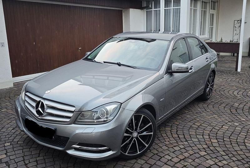 Grau Gebraucht 2011 Mercedes C180 Avantgarde Limousine | 10.900 € (Fairer Preis) - Bild 1/4