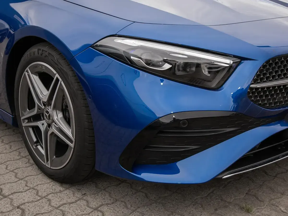 Gebraucht Mercedes A200 AMG 150 PS (110 kW) 2025 Metalliclack spektralblau Limousine