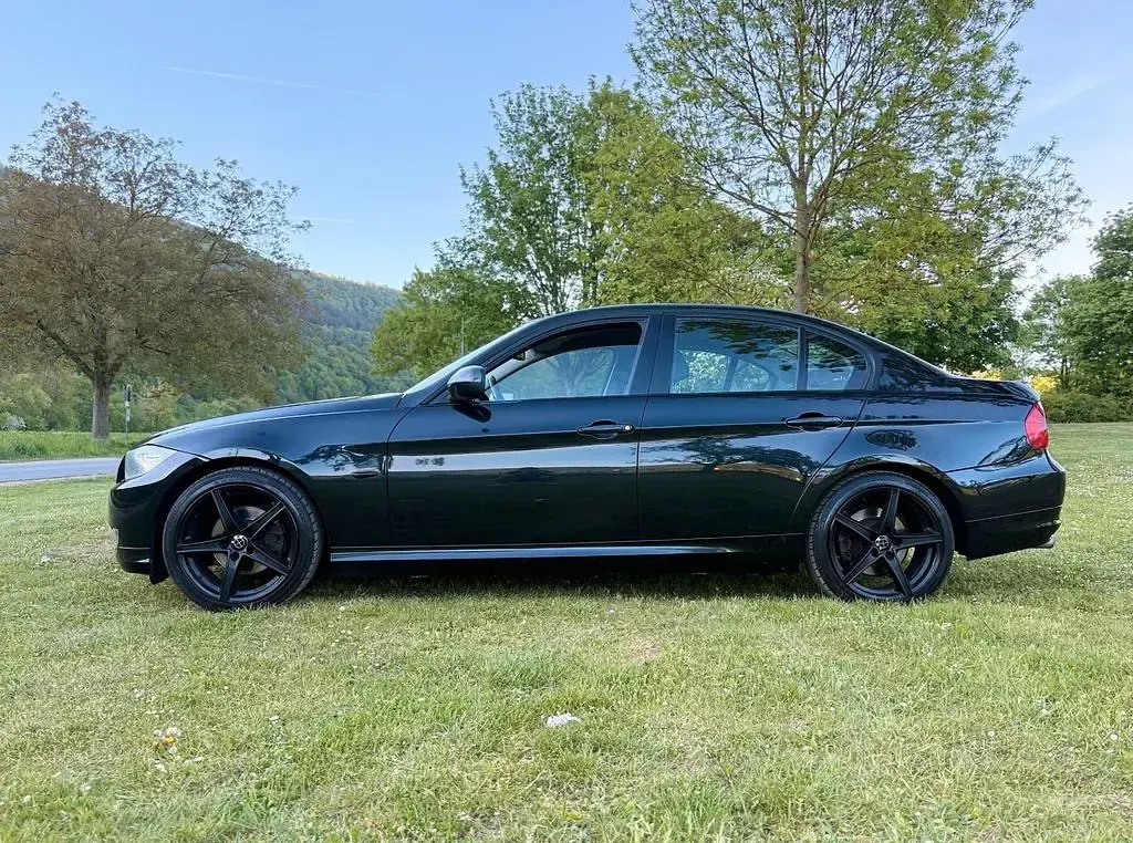 Używany BMW 320 170 KM (125 kW) 2009 Czarny Sedan/Limuzyna