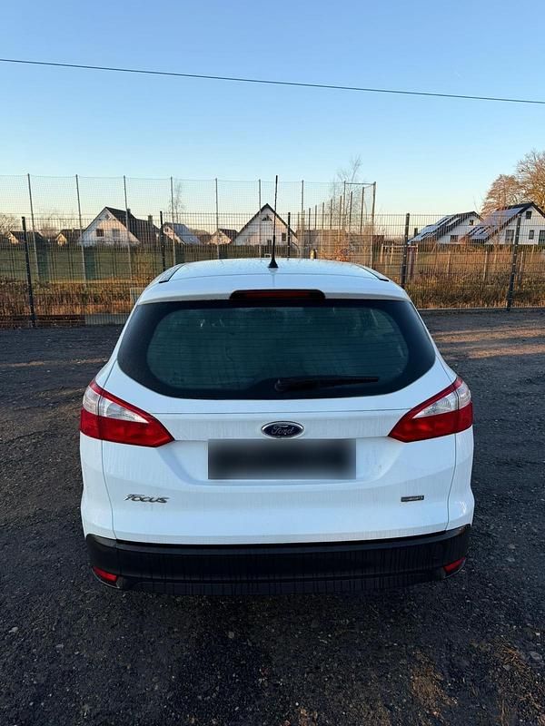 Gebraucht Ford Focus 101 PS (74 kW) 2014 Weiß Kombi