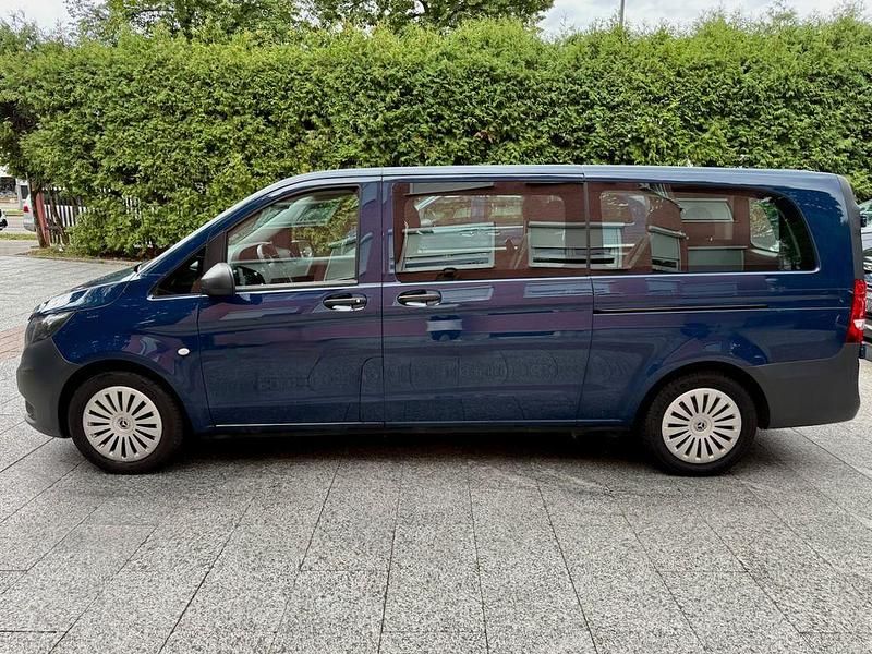 Blau Gebraucht 2022 Mercedes Vito Van / Kleinbus | 22.990 € (Fairer Preis) - Bild 1/4