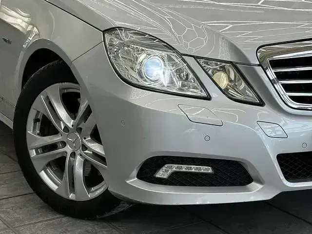 Gebraucht Mercedes E350 Avantgarde 231 PS (169 kW) 2009 Iridiumsilber  metalliclack Limousine