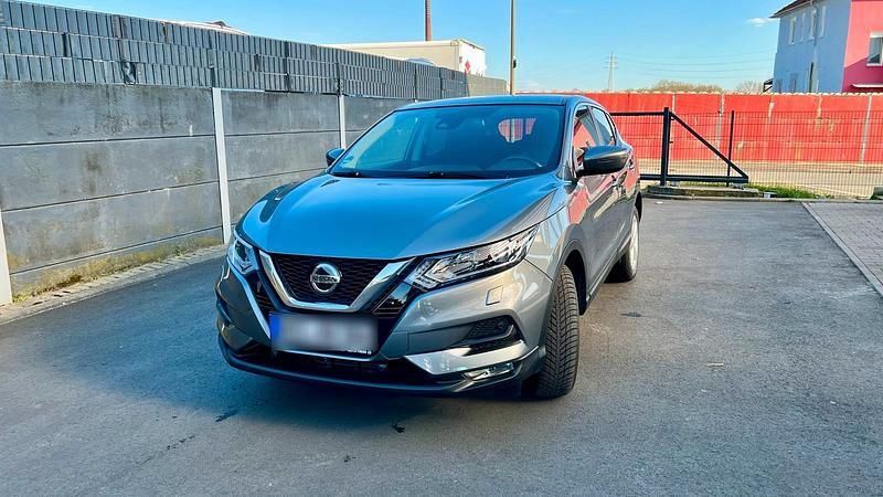 Grau Gebraucht 2018 Nissan Qashqai N-Connecta SUV | 18.900 € (Teuer) - Bild 1/4