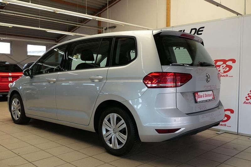 Gebraucht VW Touran Trendline 110 PS (80 kW) 2016 Silber Van / Kleinbus
