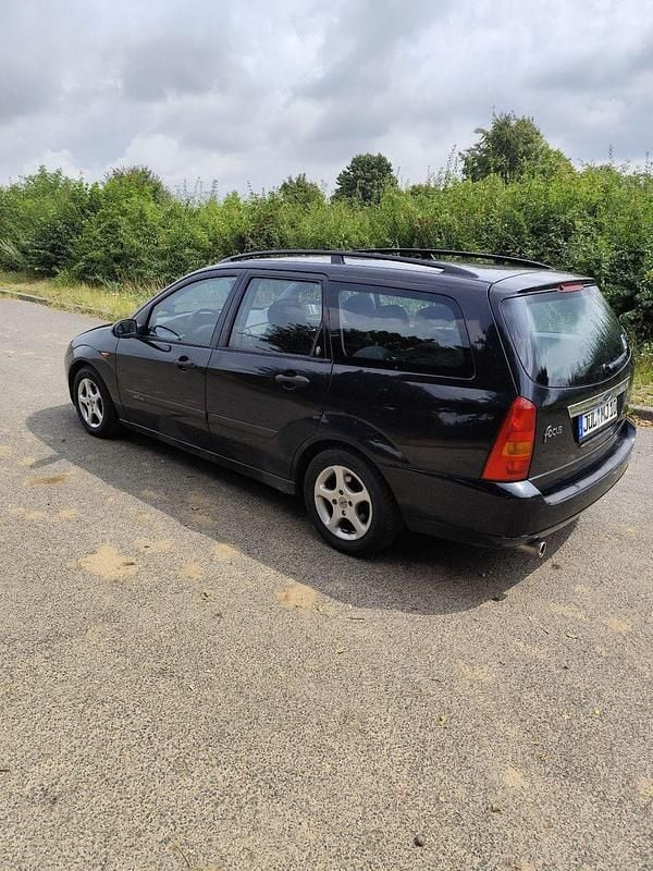 Schwarz Gebraucht 2000 Ford Focus Ghia Kombi | 1.400 € (Fairer Preis) - Bild 1/4
