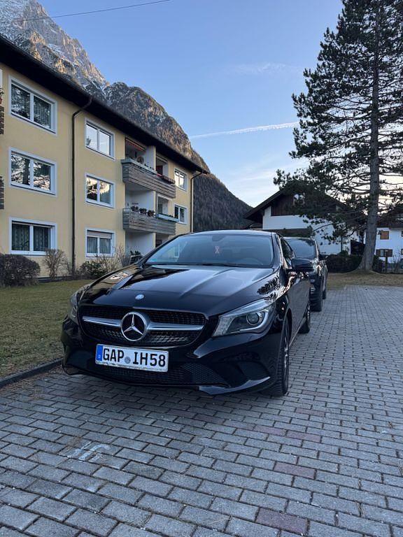Schwarz Gebraucht 2015 Mercedes 200 Limousine | 13.000 € - Bild 1/4