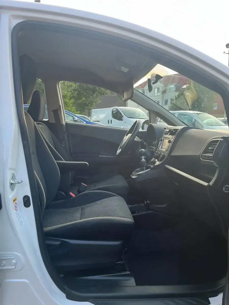Gebraucht Toyota Verso-S Life 99 PS (72 kW) 2011 Weiß Van / Kleinbus