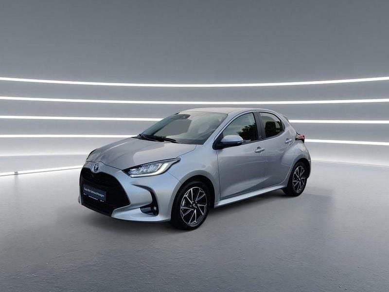 Silber Gebraucht 2023 Toyota Yaris Hybrid Comfort Limousine | 21.490 € (Fairer Preis) - Bild 1/4