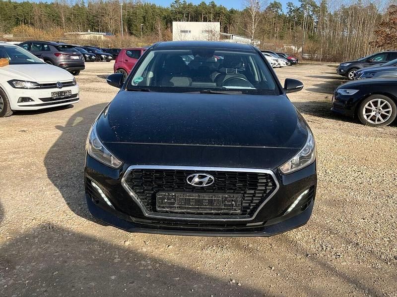 Gebraucht Hyundai i30 Passion 99 PS (72 kW) 2018 Schwarz Kombi