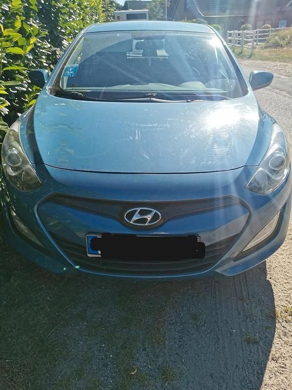 Blau Gebraucht 2013 Hyundai i30 Limousine | 6.999 € (Guter Preis) - Bild 1/4