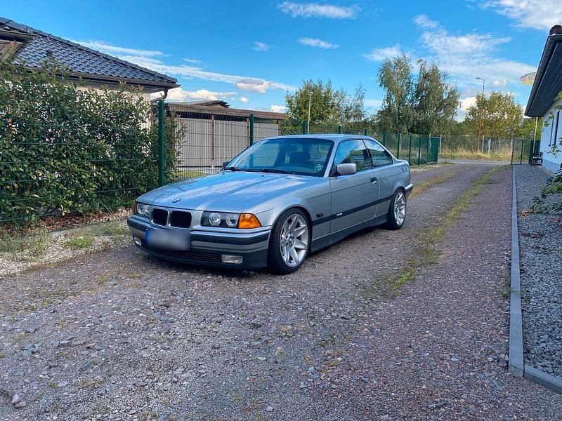 Second-hand BMW 320 Basis 150 CP (110 kW) 1994 Argintiu Coupe