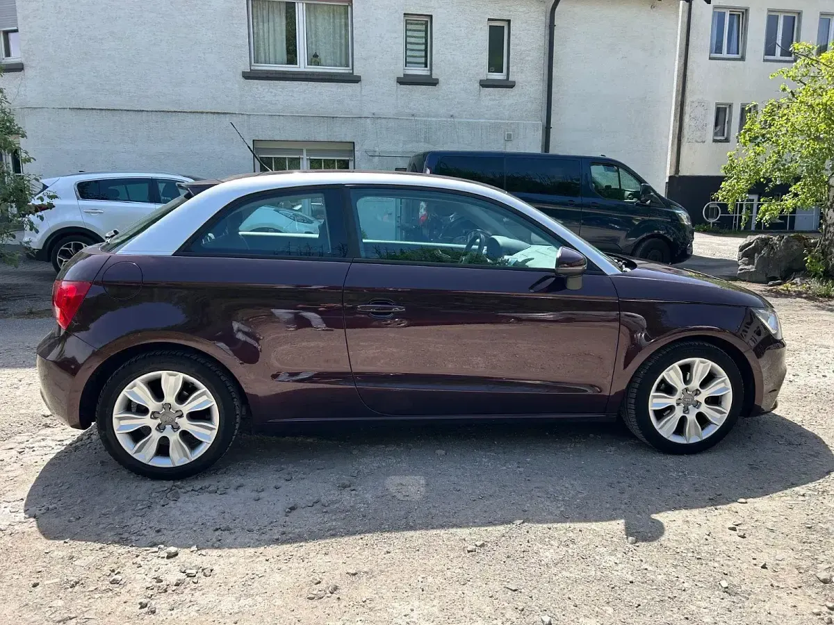 Gebraucht Audi A1 Attraction 86 PS (63 kW) 2011 Violet Kleinwagen