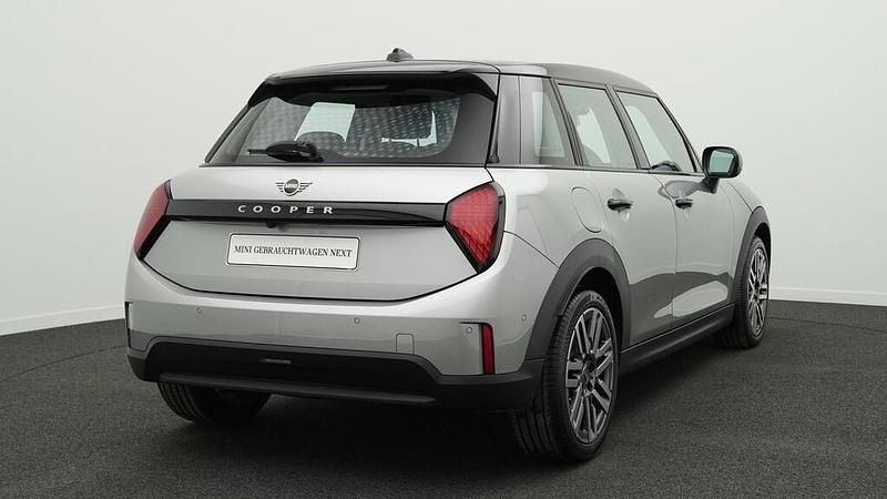 Używany Mini Cooper Classic 114 kW (156 KM) 2025 Srebrny Hatchback