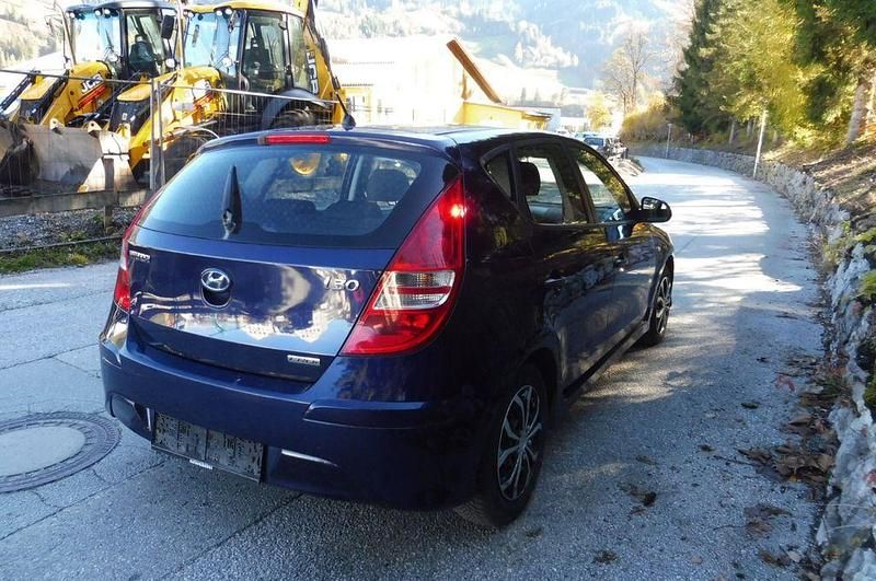 Gebraucht Hyundai i30 Edition 90 PS (66 kW) 2011 Blau Limousine