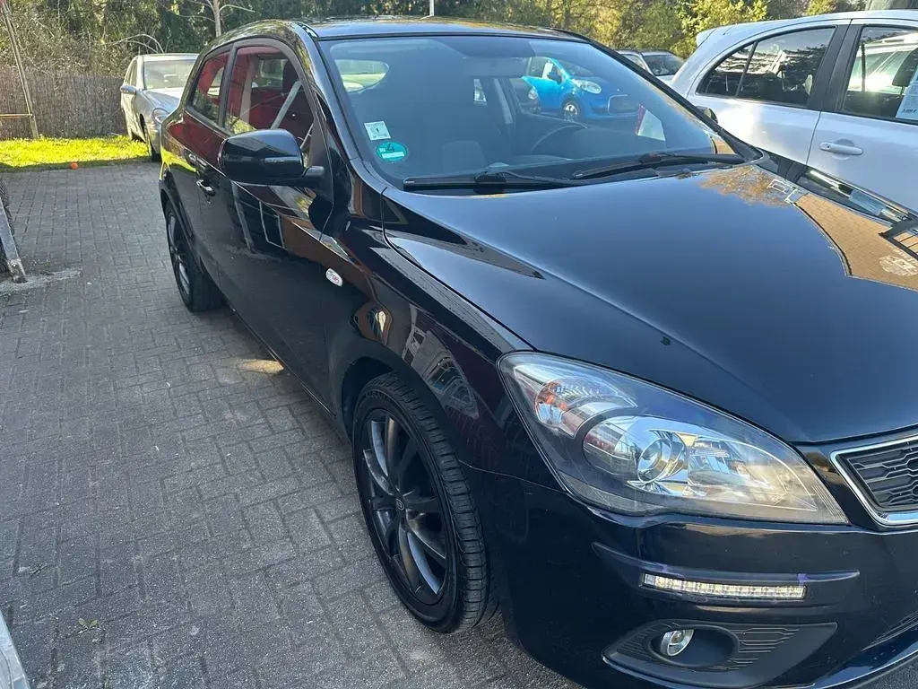 Usado Kia Ceed 125 CV (91 kW) 2012 Negro Utilitario