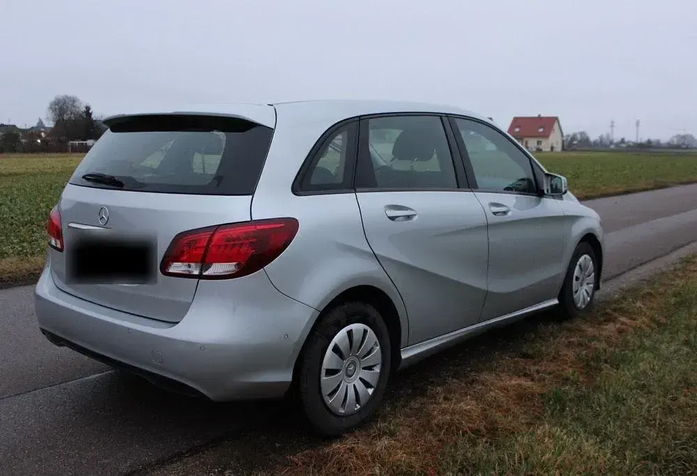 Gebraucht Mercedes B180 122 PS (89 kW) 2015 Silber Van / Kleinbus