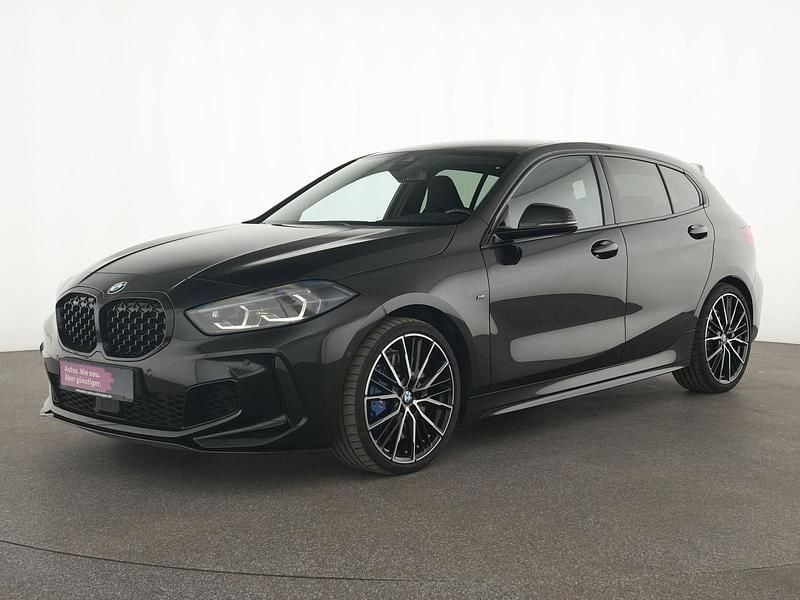 Black sapphire Gebraucht 2020 BMW M135 Comfort Edition Kleinwagen | 29.955 € (Fairer Preis) - Bild 1/4