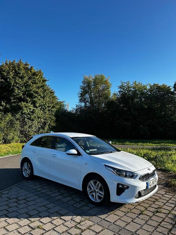 Weiß Gebraucht 2022 Kia Ceed Kleinwagen | 16.900 € (Fairer Preis) - Bild 1/4