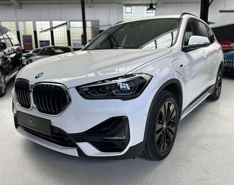 Alpinweiss iii Gebraucht 2021 BMW X1 Sport Line SUV | 24.980 € (Guter Preis) - Bild 1/4