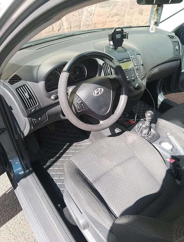 Grau Gebraucht 2009 Hyundai i30 Kombi | 3.000 € - Bild 1/4