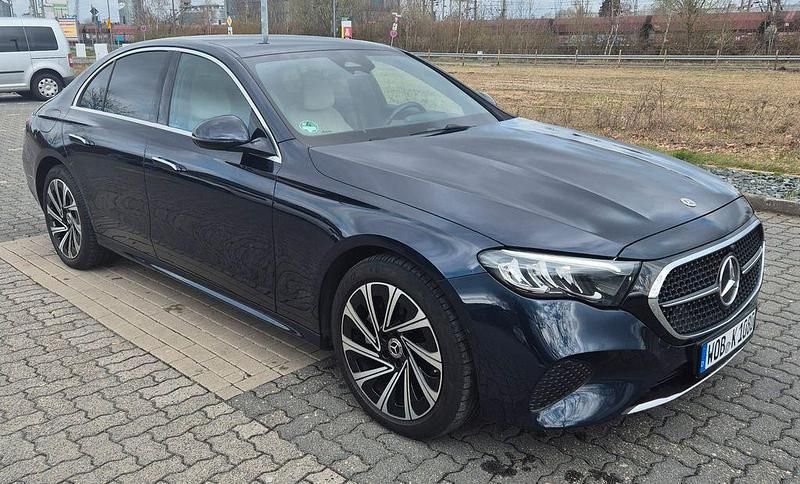 Gebraucht Mercedes E300 313 PS (230 kW) 2024 Blau Limousine