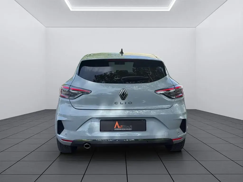 Używany Renault Clio V Techno 91 KM (66 kW) 2024 Szary Sedan/Limuzyna