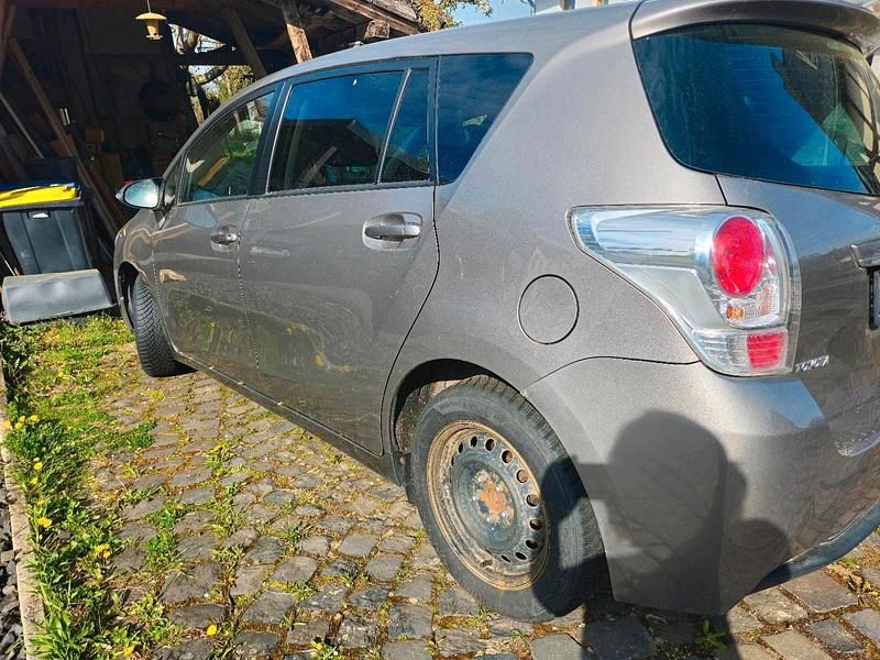 Gebraucht Toyota Verso 111 PS (81 kW) 2015 Silber Van / Kleinbus