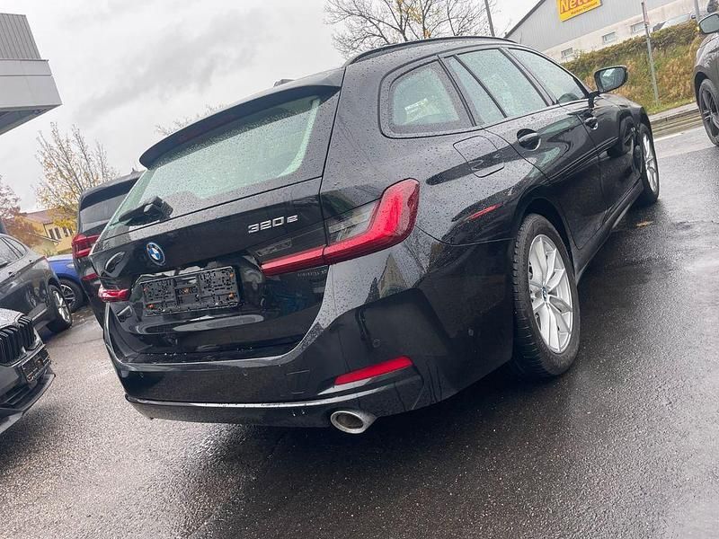 Gebraucht BMW 320e Shadowline 204 PS (150 kW) 2022 Saphirschwarz metallic (475) Kombi