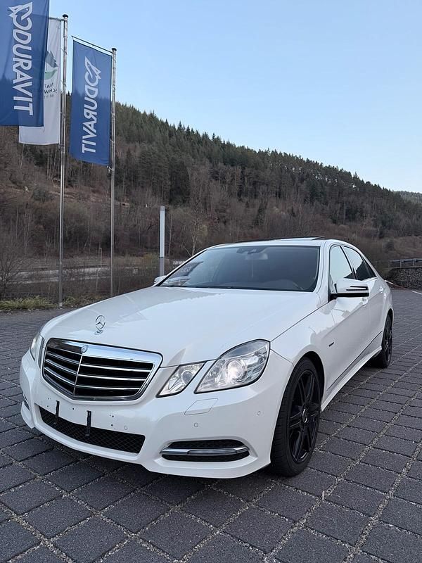 Gebraucht Mercedes E350 265 PS (194 kW) 2011 Weiß Limousine