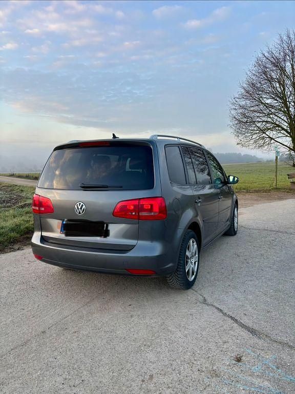 Grau Gebraucht 2014 VW Touran Life Van / Kleinbus | 8.700 € (Guter Preis) - Bild 1/4