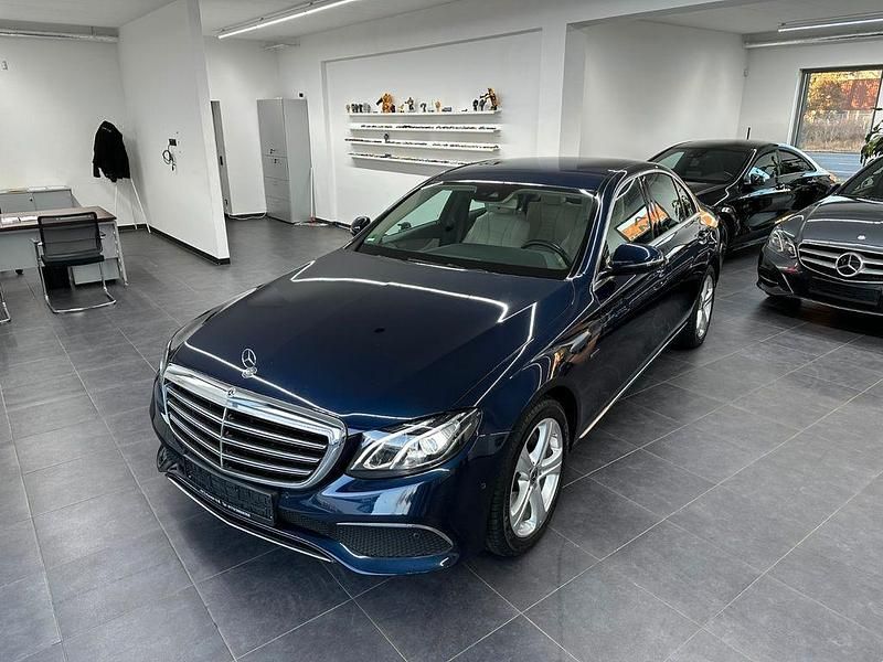 Blau Gebraucht 2019 Mercedes E300 Limousine | 26.800 € (Guter Preis) - Bild 1/4