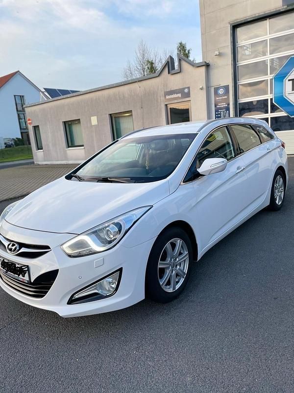 Weiß Gebraucht 2012 Hyundai i40 Kombi | 9.499 € (Etwas zu teuer) - Bild 1/4