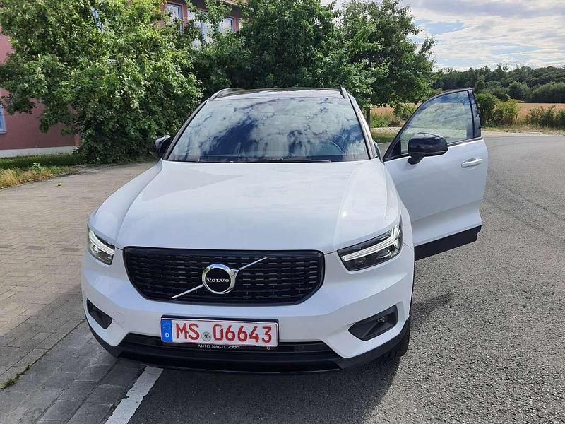 Weiß Gebraucht 2019 Volvo XC40 R-Design SUV | 29.400 € (Etwas zu teuer) - Bild 1/4