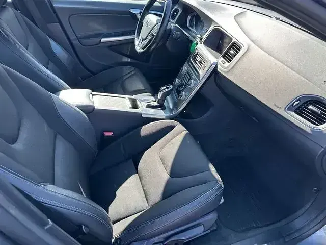 Gebraucht Volvo V60 190 PS (139 kW) 2017 Osmium grey Kombi