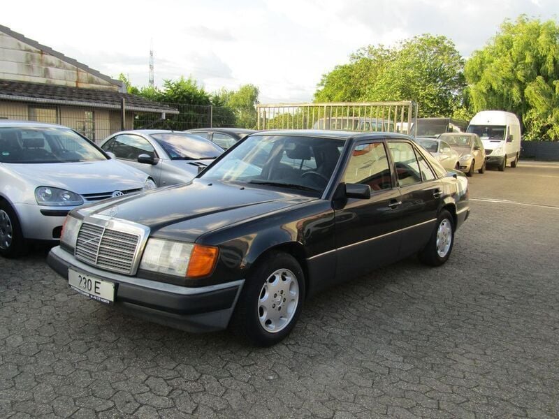 Schwarz Gebraucht 1991 Mercedes E230 Limousine | 2.250 € - Bild 1/4