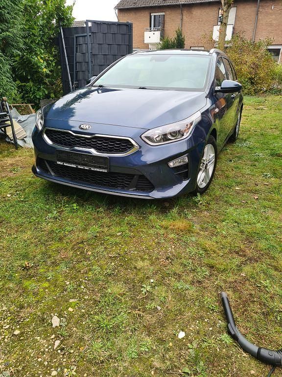 Blau Gebraucht 2019 Kia Ceed Sportswagon Vision Kombi | 14.699 € (Guter Preis) - Bild 1/4