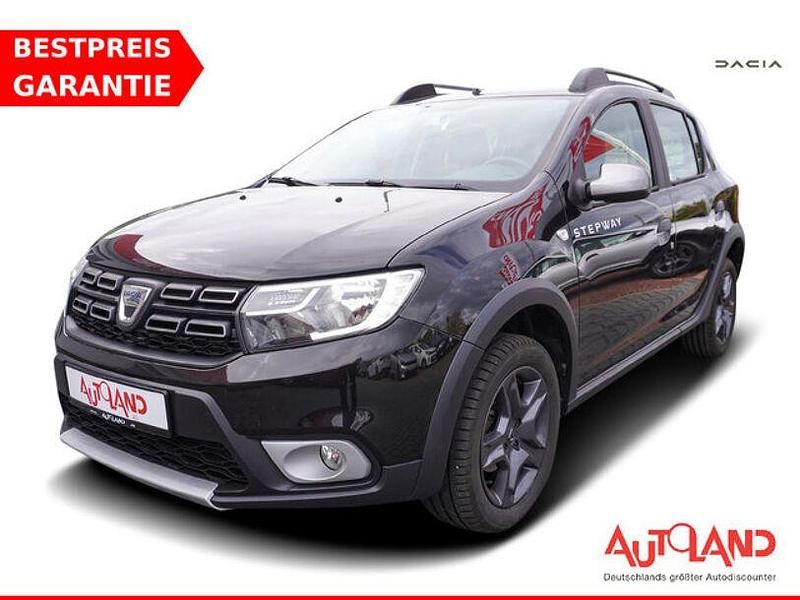 Grau Gebraucht 2018 Dacia Sandero Celebration Kleinwagen | 13.950 € - Bild 1/4