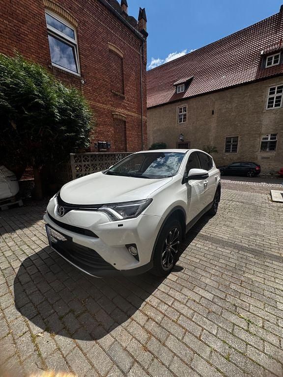 Weiß Gebraucht 2018 Toyota RAV4 SUV | 18.600 € (Fairer Preis) - Bild 1/4