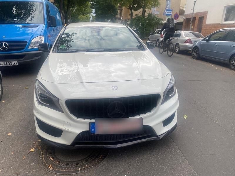 Weiß Gebraucht 2015 Mercedes CLA200 Coupé | 15.700 € (Fairer Preis) - Bild 1/4