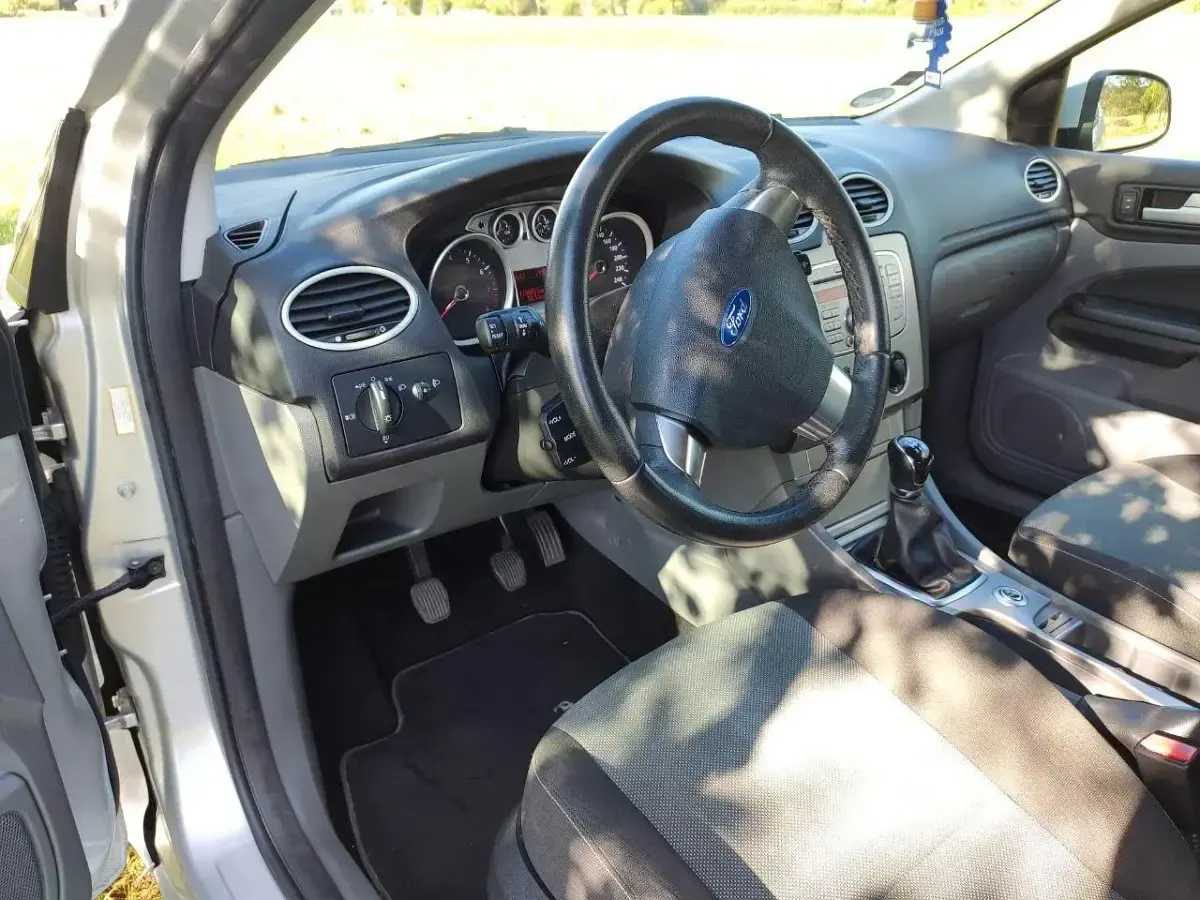 Gebraucht Ford Focus 100 PS (73 kW) 2009 Silber Coupé