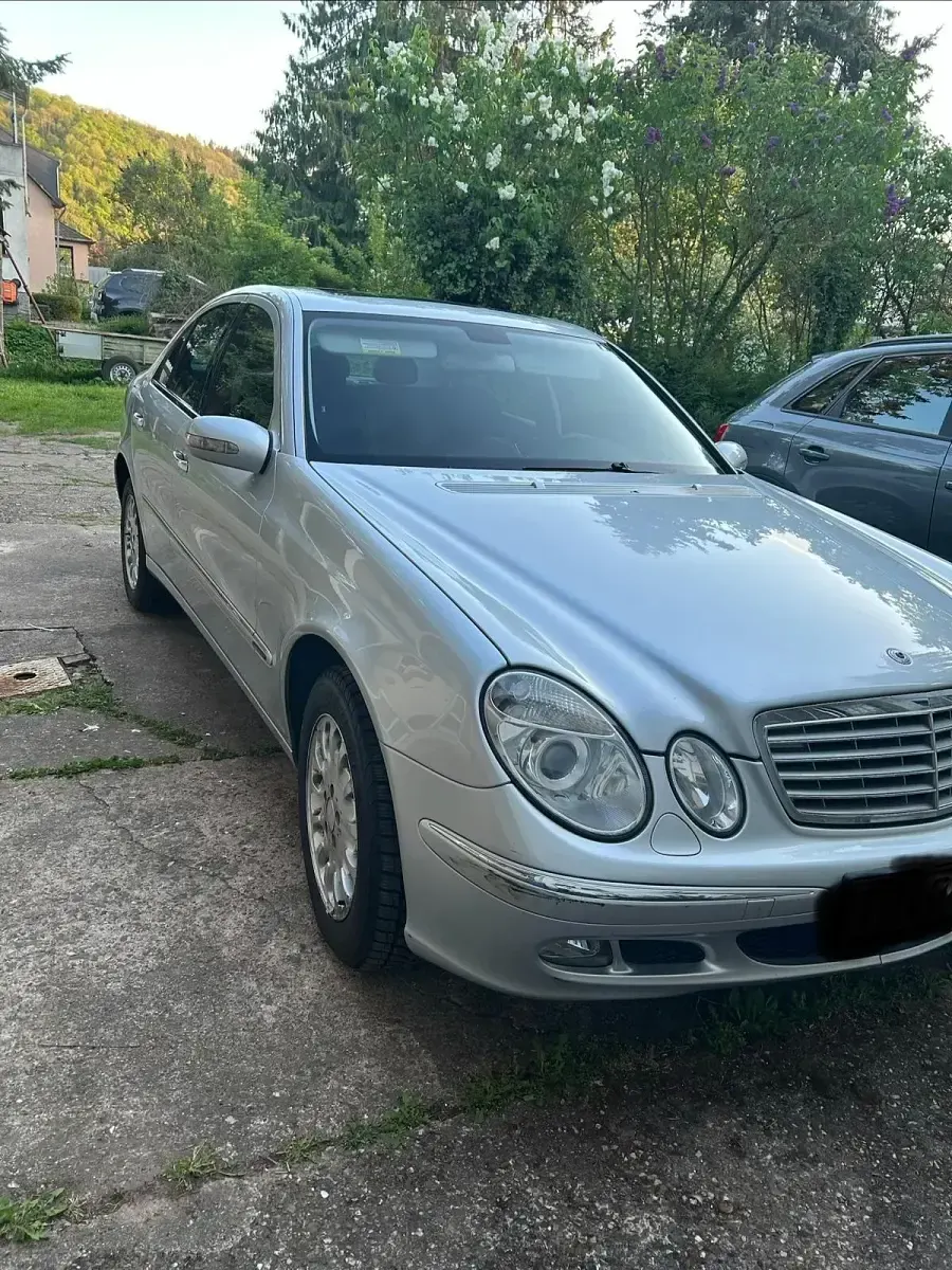 Second-hand Mercedes E220 Elegance 170 CP (125 kW) 2006 Argintiu Berlinǎ