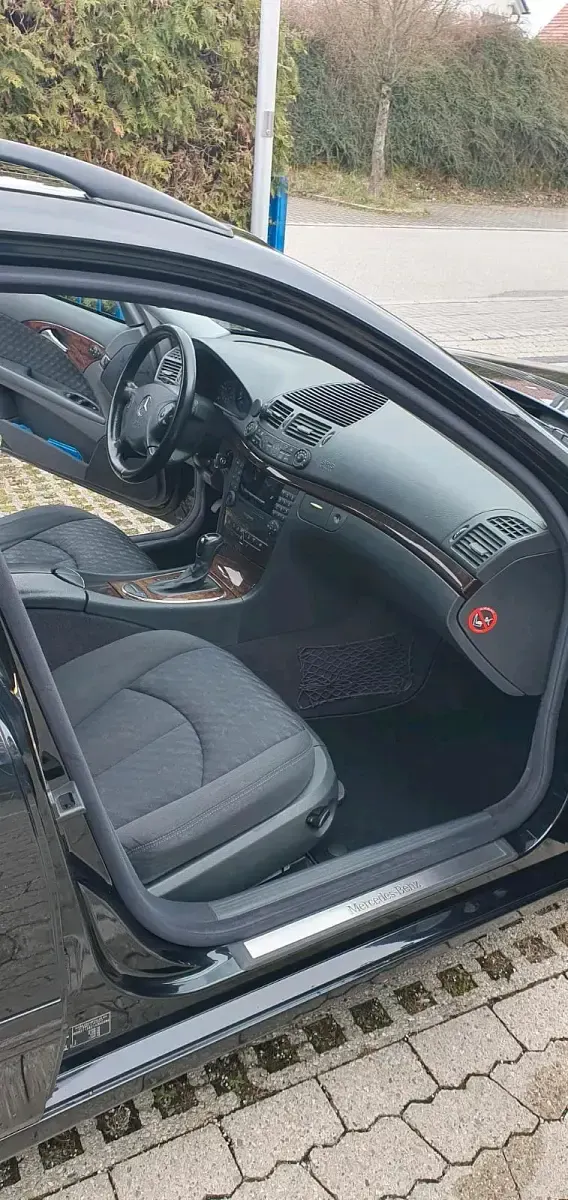 Gebraucht Mercedes E200 163 PS (119 kW) 2004 Schwarz Kombi