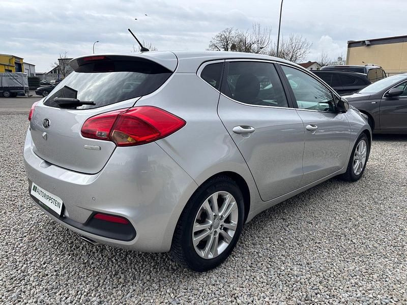 Gebraucht Kia Ceed Spirit 128 PS (94 kW) 2014 Silber Kleinwagen