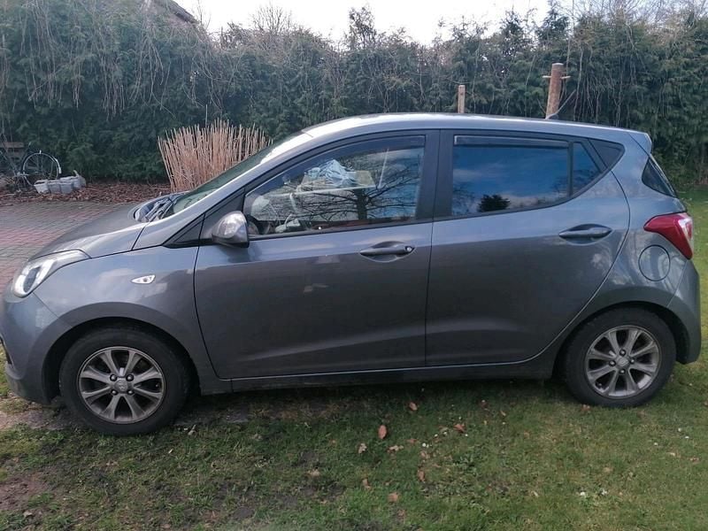 Gebraucht Hyundai i10 87 PS (63 kW) 2015 Grau Kleinwagen