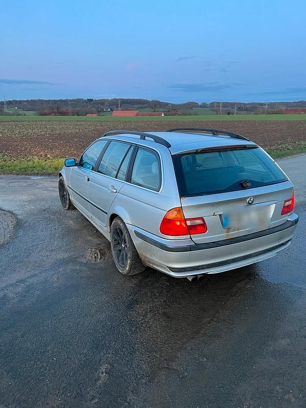 Gebraucht BMW 320 Basis 170 PS (125 kW) 2001 Silber Kombi