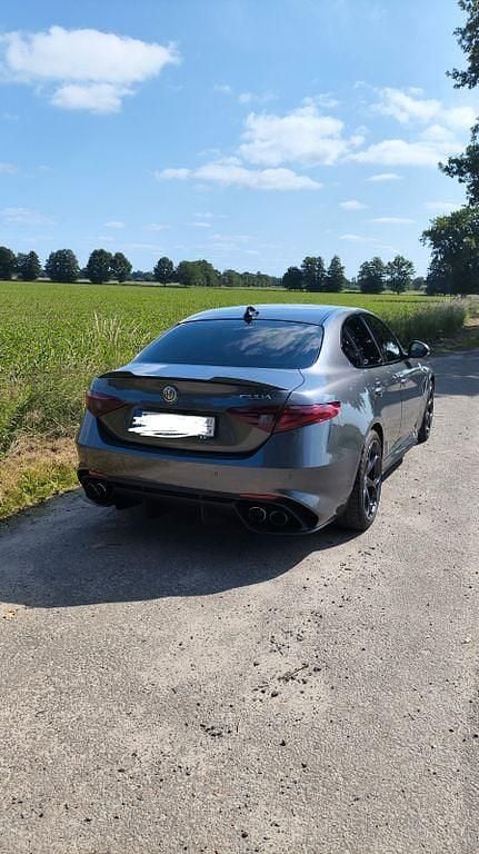 Grau Gebraucht 2020 Alfa Romeo Giulia Quadrifoglio Limousine | 56.000 € (Fairer Preis) - Bild 1/4
