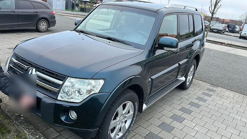 Grün Gebraucht 2007 Mitsubishi Pajero SUV | 12.000 € (Fairer Preis) - Bild 1/4