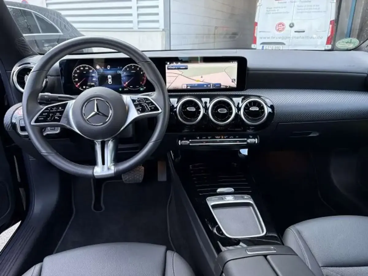 Gebraucht Mercedes CLA180 Advanced 136 PS (100 kW) 2024 Unilack nachtschwarz Limousine