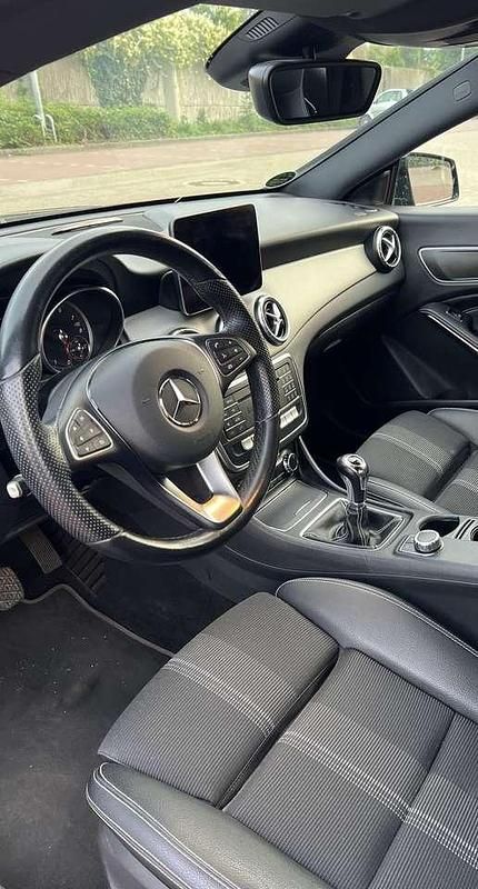 Schwarz Gebraucht 2019 Mercedes CLA200 Limousine | 22.500 € (Guter Preis) - Bild 1/4